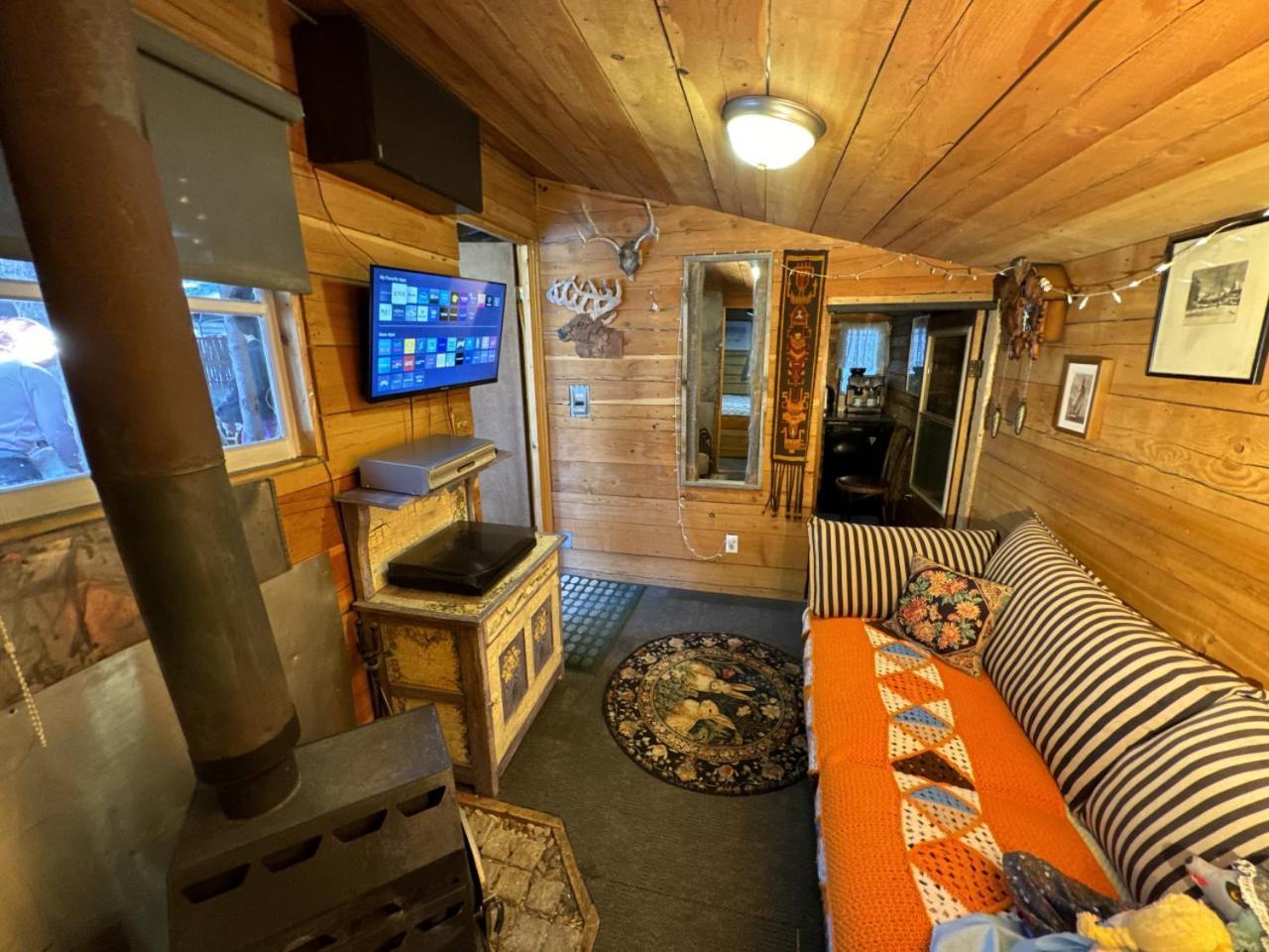 Rustic Cozy Cabin With Hot Tub Bragg Creek Exterior foto